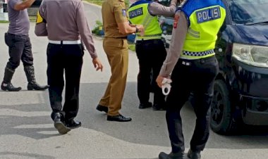 Dinas Koperasi Bagi-bagi Masker di Sejumlah Ruang Publik di Pasarwajo