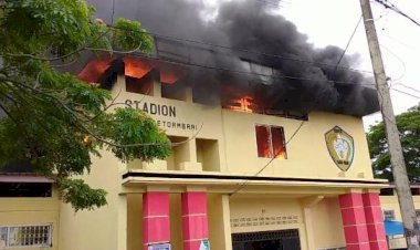 Gedung Utama Stadion Betoambari Terbakar
