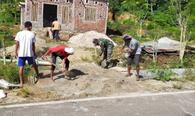 Bangun Keakraban, Babinsa Koramil 1413-13/Lasalimu Bantu Pengecoran Lantai Rumah Milik Warga Binaannya