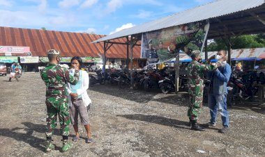 Cegah Penularan Covid-19, Babinsa Koramil 1413-02/Pasarwajo Bagikan Masker Gratis