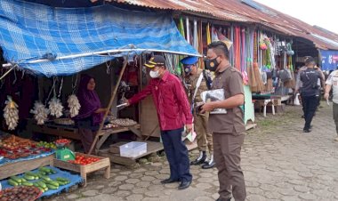 Lagi, Bupati Buton Bagi Ribuan Masker di Pasar Sabho dan Kaloko