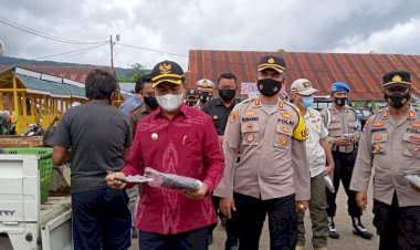 Bersama Bupati, Kapolres Buton Imbau Pedagang dan Pengunjung Pasar Taati Prokes