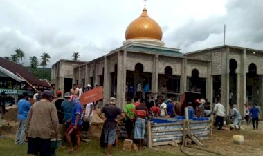 Masyarakat Wabula Gotong Royong Cor Lantai Masjid