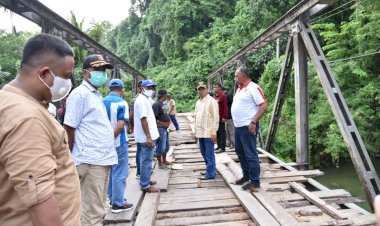Tinjau Jembatan Ladongkula yang Rusak,  La Bakry: Akan Ditangani Secepatnya