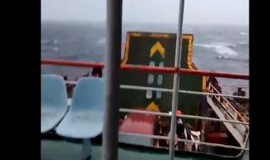 Kapal Feri Waara-Baubau Dihantam Angin Kencang, Penumpang Panik dan Histeris