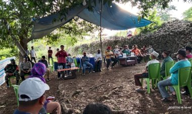 La Bakry Hadiri Panen Perdana Jagung di Benteng Desa Wasuemba