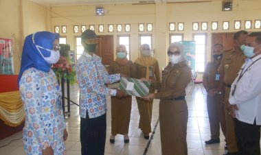 Penyuluh KB Berprestasi di Buton Diberi Piagam Penghargaan oleh Wakil Bupati