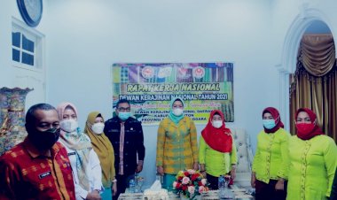 Ketua Dekranasda Buton Ny. Deliyana Montolalu La Bakry Bersama Pengurus Hadiri HUT Dekranas ke-41