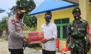 Kapolda Sultra Berikan Bantuan 'PPKM Kampung Tangguh Polres Buton' di Desa Lapodi