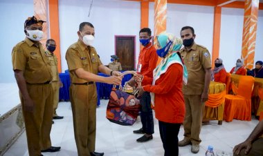 Pengrajin Ekraf dan UMKM di Buton Selatan Diberi Pelatihan Pembuatan Sarung Tenun tanpa Mesin