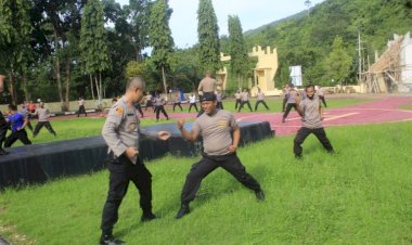Intip Latihan Bela Diri Personel Polres Buton