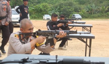 Tingkatkan Kemampuan, Polres Buton Gelar Latihan Menembak Bersama