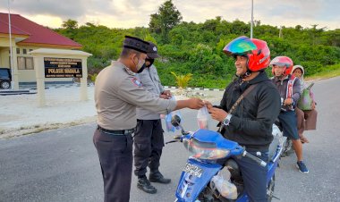 Berbagi Kebahagiaan Jelang Berbuka, Polsek Wabula Bagi-Bagi Takjil