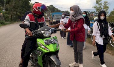 OSIS SMA Negeri 1 Pasarwajo Berbagi Takjil di Bulan Ramadhan