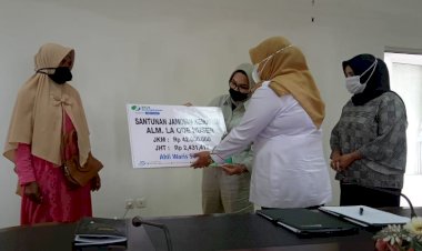 Bersama Kepala BPJS Ketenagakerjaan Sultra, Iis Elianti Berikan Santunan untuk Ahli Waris La Ode Husen