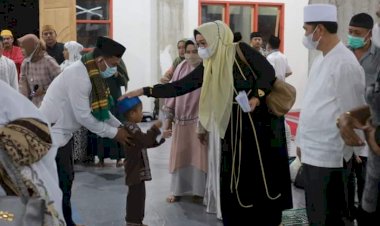 La Bakry dan Istrinya Santuni Anak Yatim dan Para Janda di Wabula