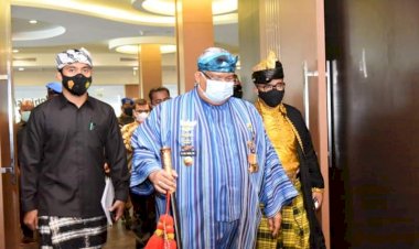 HUT Sultra, Ali Mazi Kenakan Pakaian Kebesaran Buton