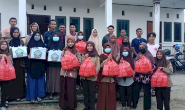 Kader Saka Bahari Buton Bagi-bagi Takjil di Sejumlah Masjid di Pasarwajo