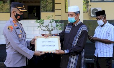 Kapolres Buton Kembali Serahkan Zakat Profesi di Baznas