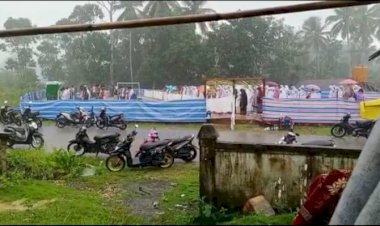 Warga Mantowu Tetap Shalat Id Meski Basah-basahan Diguyur Hujan Lebat