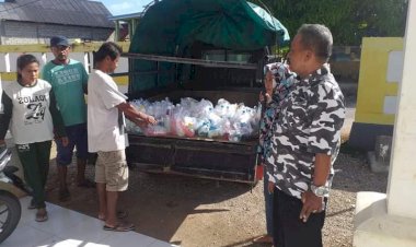 Cegah Penularan Covid-19, Pemdes Holimombo Jaya Bagikan Alkes Kepada Masyarakatnya