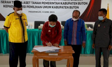 La Bakry Tandatangani Naskah Perjanjian Hibah dan Serah Terima Aset Tanah Pemda Buton kepada KPU