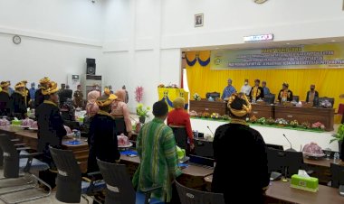 Berkostum Kebutonan Peserta Sidang Paripurna di Gedung DPRD Buton