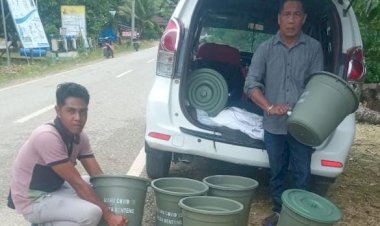 Cegah Penyebaran Covid-19, Pemdes Benteng Bagikan Alat Cuci Tangan ke Rumah Warga