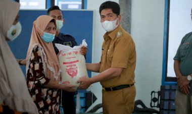 Penerima BST dan PKH di Kecamatan Wabula Terima Bantuan Beras 10 Kg