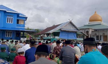 Warga Desa Wabula dan Wabula Satu Laksanakan Shalat Idul Adha di Halaman Mesjid Raya Nur Muhammad Wabula