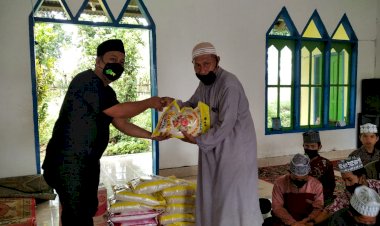Sembari Menyalurkan Daging Kurban, Relawan ASR Baubau Juga Berbagi Sembako