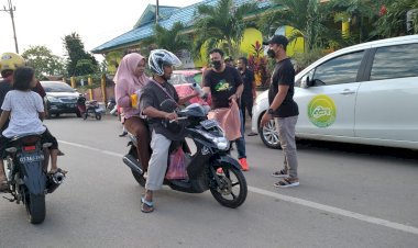 Tekan Penyebaran Covid-19, ASR Bagikan Perlengkapan Prokes ke Pengendara