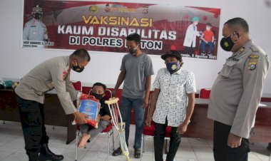 Kapolres Buton Salurkan Bantuan ke Kaum Duafa dan Penyandang Disabilitas
