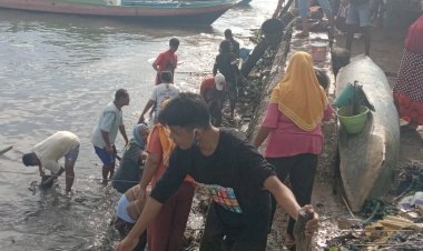 Sambut HUT RI ke 76, Pemdes Kondowa Bersama Masyarakat Kerja Bakti Bersihkan Lingkungan