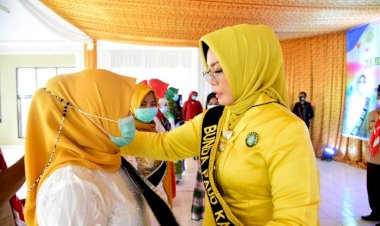 Ny. Delya Montolalu Kukuhkan Bunda PAUD Desa dan Kelurahan