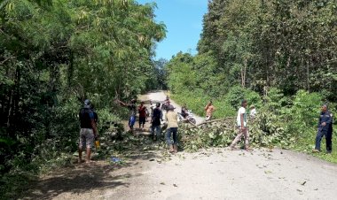 Semarakkan HUT RI ke 76, Pemdes Mantowu Bersama Warga Gelar Bersih-bersih Lingkungan