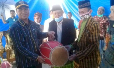 Pemkab Buton Beri Bantuan Alat Kesenian Tradisional ke Desa Wabula Satu