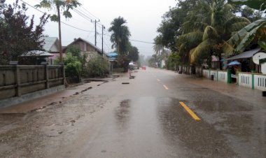 Warga Desa Kabawakole Keluhkan Ruas Jalan Jadi Langganan Genangan Air