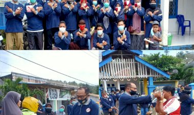 Cegah Penyebaran Corona, Satgas Covid-19 Kelurahan Wakoko Bagi-bagi Masker