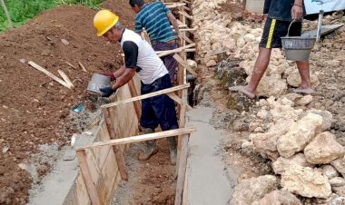 Pembangunan Drainase dan Lampu Jalan di Desa Lambusango Timur Capai 50 Persen
