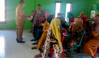 Sambil Bagi-bagi Masker, Pemdes Bonelalo Edukasi Masyarakat Tentang Penanganan Covid-19