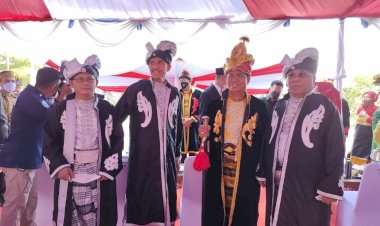 La Bakry Hadiri Upacara HUT Kota Baubau Mengenakan Pakaian Adat Buton