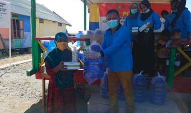 Cegah penyebaran Covid-19, Tim Covid-19 Desa Bajo Bagikan Tempat Cuci Tangan, Masker, dan Hand Sanitizer