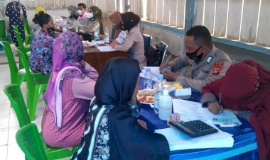 Tim Vaksinator Mandiri Polres Buton Gelar Vaksinasi Massal di Desa Bahari Makmur
