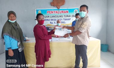 Desa Bajo Bahari Bagikan BLT DD Periode Oktober Kepada Masyarakatnya