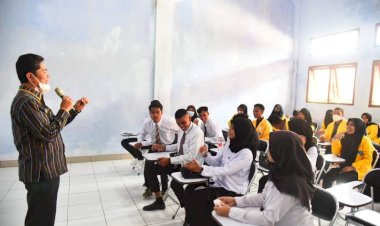 Bupati Buton Beri Kuliah Perdana di Kampus II Unidayan