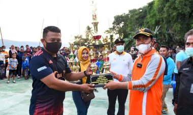 Karang Taruna Wabula Juarai Turnamen Bola Voli Bupati Cup