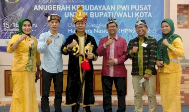 La Bakry Kenakan Pakaian Adat Buton Saat Penarikan Nomor Urut Presentasi Anugrah Kebudayaan HPN 2022