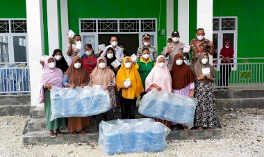 Bagikan Masker dan Alat Cuci Tangan, Pemdes Wabula 1 Beri Edukasi dan Ajak Masyarakat untuk Vaksin