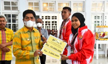 Bupati Buton Serahkan Bonus ke 5 Atlet Berprestasi yang Berlaga di PON XX Papua